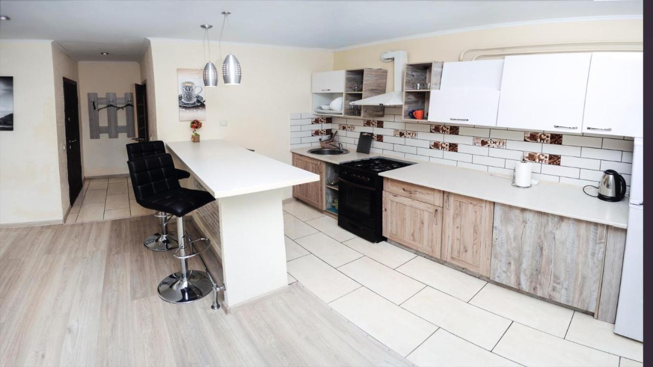Залізнична 49 "Хочу Цю!" Apartamento Ivano-Frankivsk Exterior foto